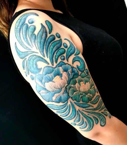 60 wunderschöne Kreuzstich Tattoos zum Inspirieren blaue blumen groß und hübsch