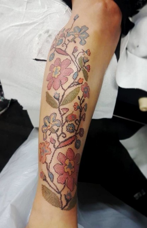 60 wunderschöne Kreuzstich Tattoos zum Inspirieren blumen floral weiblich am bein