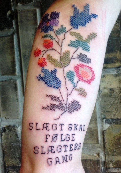 60 wunderschöne Kreuzstich Tattoos zum Inspirieren bunte blumen und schrift