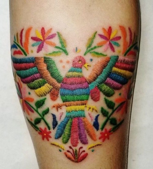 60 wunderschöne Kreuzstich Tattoos zum Inspirieren bunter vogel und florale motive rundherum
