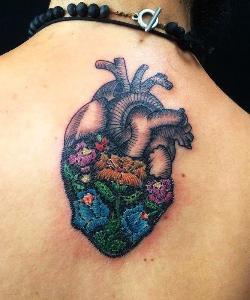 60 wunderschöne Kreuzstich Tattoos zum Inspirieren buntes realistisches herz rücken