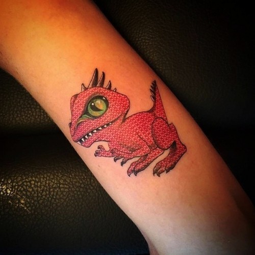 60 wunderschöne Kreuzstich Tattoos zum Inspirieren drache dino am arm