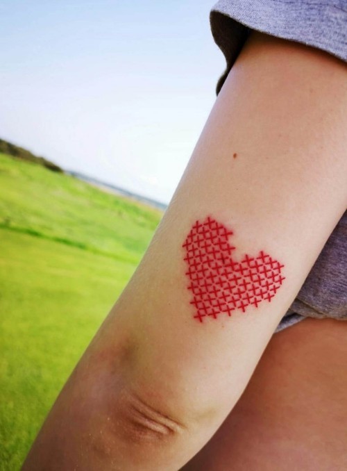 60 wunderschöne Kreuzstich Tattoos zum Inspirieren einfaches herz am oberarm