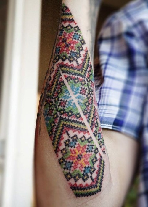 60 wunderschöne Kreuzstich Tattoos zum Inspirieren folklore volkstum florale motive