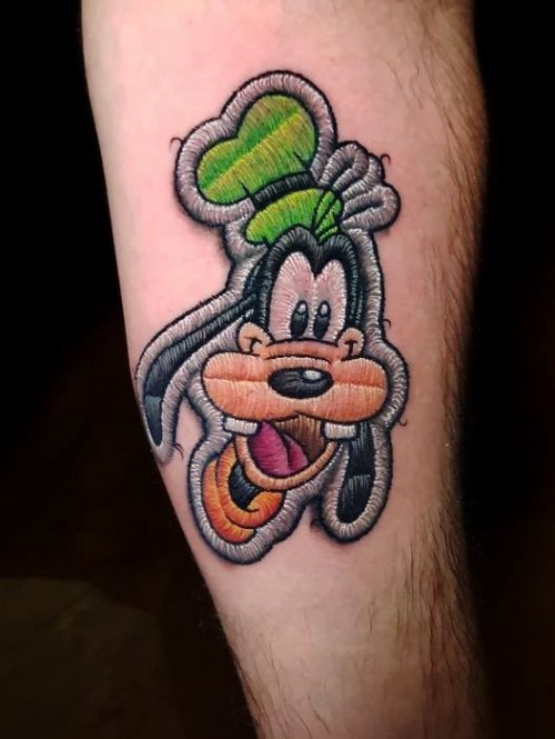 60 wunderschöne Kreuzstich Tattoos zum Inspirieren goofy mickey mouse held