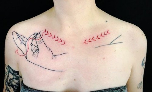 60 wunderschöne Kreuzstich Tattoos zum Inspirieren hand roter faden