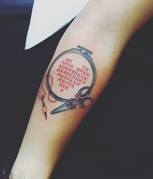 60 wunderschöne Kreuzstich Tattoos zum Inspirieren herz in stickrahmen