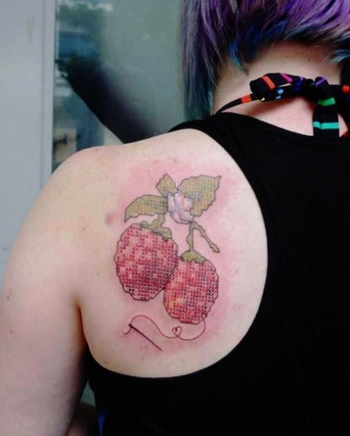 60 wunderschöne Kreuzstich Tattoos zum Inspirieren himbeeren obst weiblich