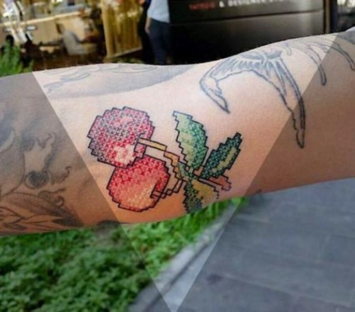 60 wunderschöne Kreuzstich Tattoos zum Inspirieren kirschen obst am arm