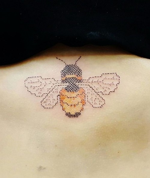 60 wunderschöne Kreuzstich Tattoos zum Inspirieren kleine biene süß