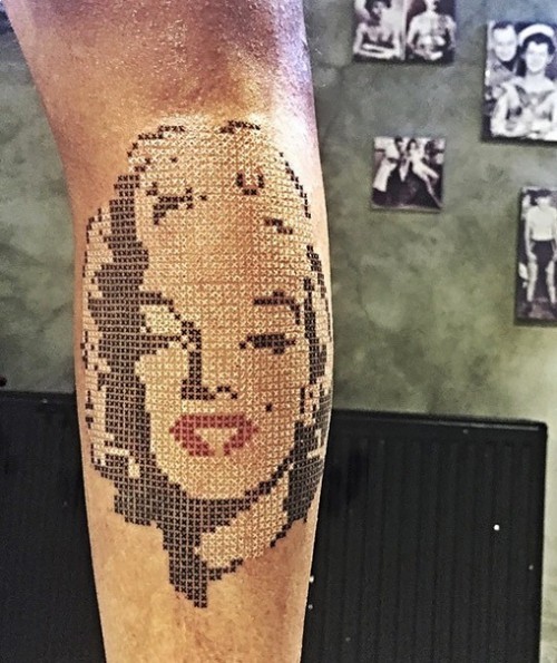 60 wunderschöne Kreuzstich Tattoos zum Inspirieren marilyn monroe porträt