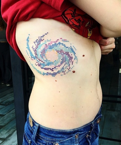 60 wunderschöne Kreuzstich Tattoos zum Inspirieren milchstraße galaxie rippen