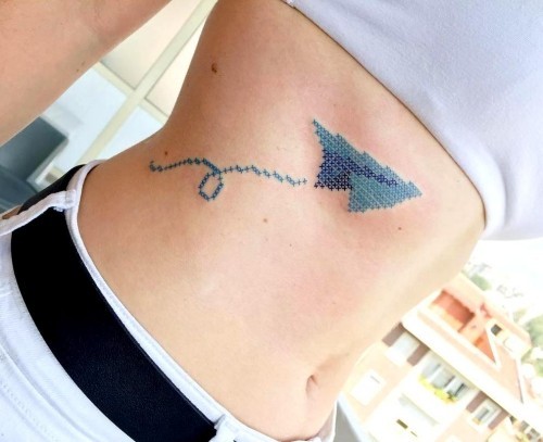 60 wunderschöne Kreuzstich Tattoos zum Inspirieren papierflieger blau schön