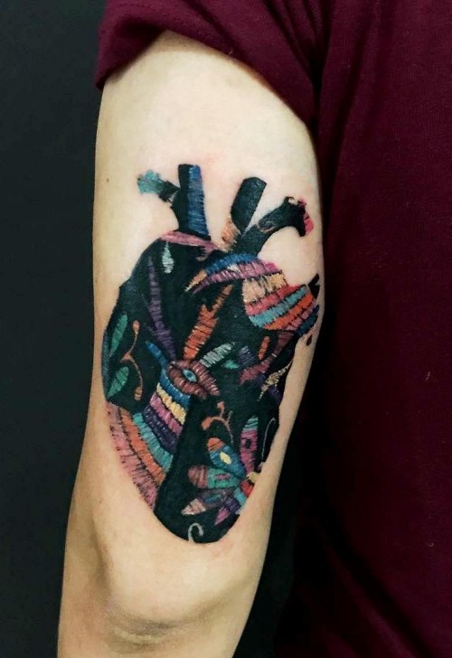 60 wunderschöne Kreuzstich Tattoos zum Inspirieren realistischens herz schwarz und bunter faden