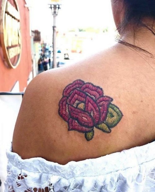 60 wunderschöne Kreuzstich Tattoos zum Inspirieren rosa am schulter fleck