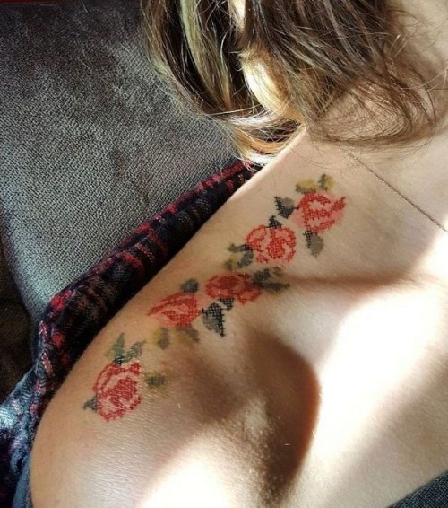 60 wunderschöne Kreuzstich Tattoos zum Inspirieren rosen kette linie schulter