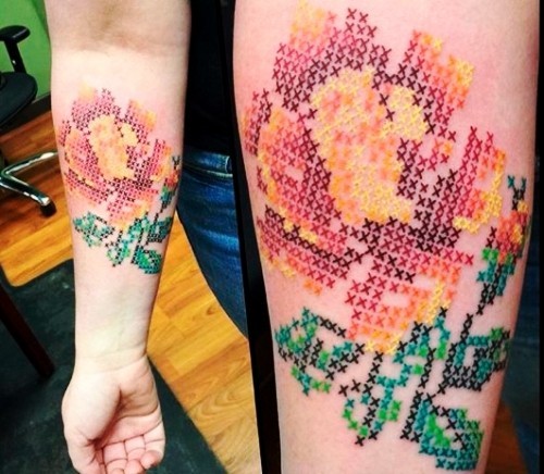 60 wunderschöne Kreuzstich Tattoos zum Inspirieren schöne rosa orangene rose