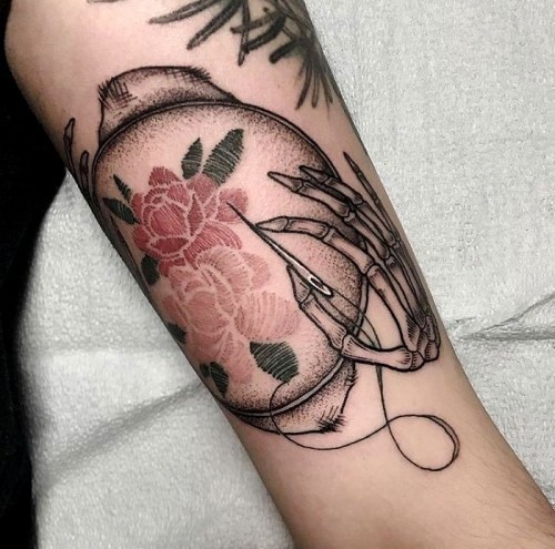 60 wunderschöne Kreuzstich Tattoos zum Inspirieren skelett hand macht gestrickte blumen