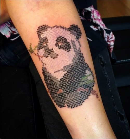 60 wunderschöne Kreuzstich Tattoos zum Inspirieren süße kleine panda am arm