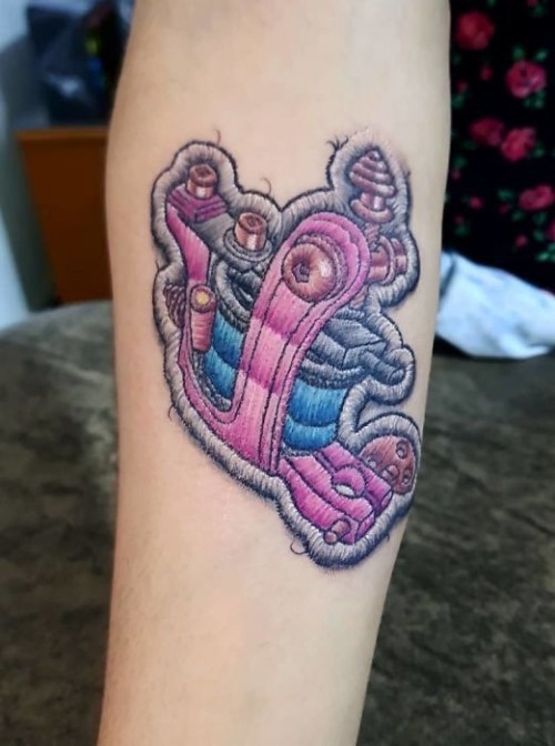 60 wunderschöne Kreuzstich Tattoos zum Inspirieren tattoo maschine rosa blau comic