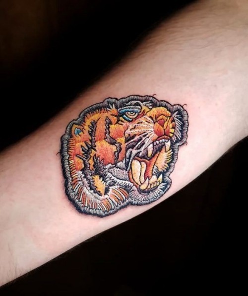 60 wunderschöne Kreuzstich Tattoos zum Inspirieren tiger kopf fleck