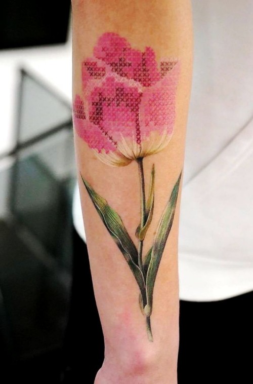 60 wunderschöne Kreuzstich Tattoos zum Inspirieren tulpe am arm realistisch und strick