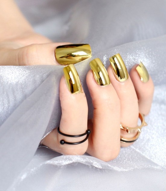 Die schönsten Chrom Nägel selber machen und bestaunen goldene farbe nagellack