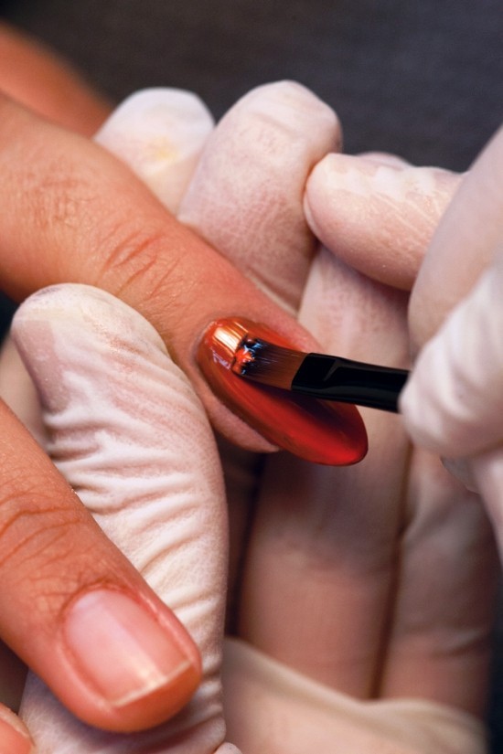 Die schönsten Chrom Nägel selber machen und bestaunen roter nagellack auftragen basis