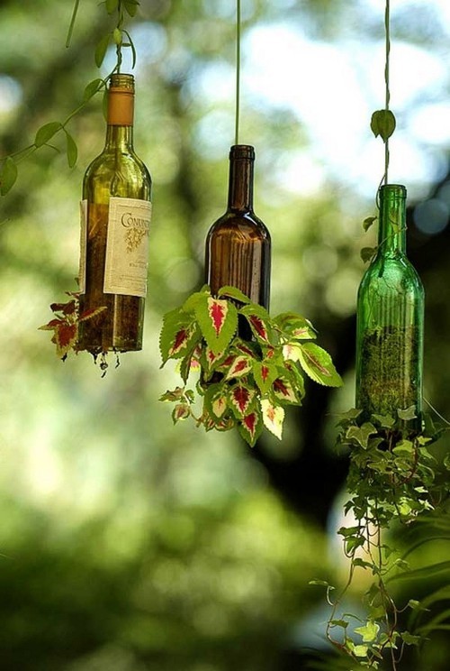 Diese 60 DIY hängende Gärten liegen voll im Trend glasflaschen buntglas vertikal deko