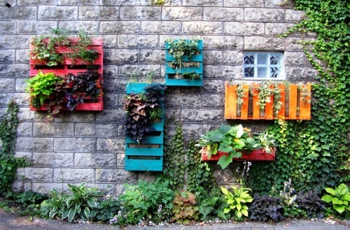 Diese 60 DIY hängende Gärten liegen voll im Trend holz paletten bunt wandverschönerung