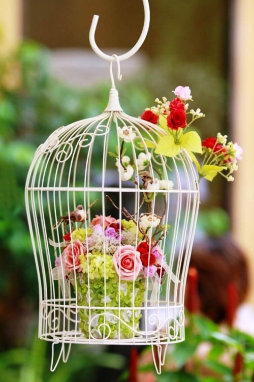Diese 60 DIY hängende Gärten liegen voll im Trend vogelkäfig mit blumen rosen