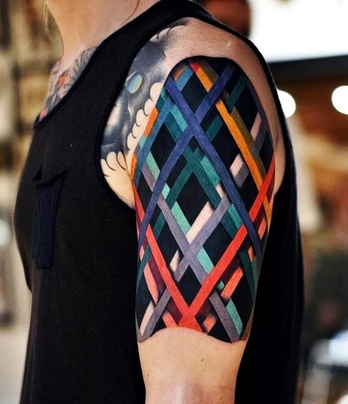 Ideen und Tipps für Ihr erstes oder nächstes Oberarm Tattoo abstrakt und geometrisch bunt linien