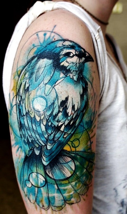Ideen und Tipps für Ihr erstes oder nächstes Oberarm Tattoo blauer vogel wasserfarben bunt