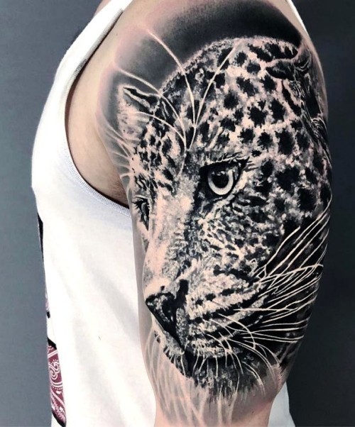 Ideen und Tipps für Ihr erstes oder nächstes Oberarm Tattoo leopard am arm in schwarz und grau