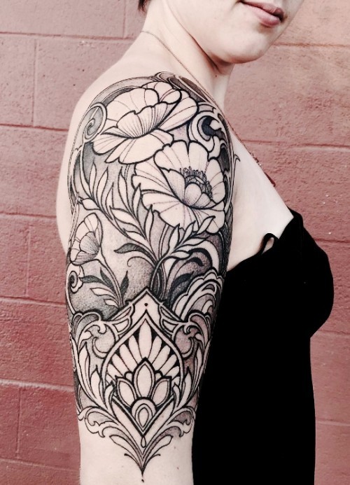 Ideen und Tipps für Ihr erstes oder nächstes Oberarm Tattoo mandala aus geometrische motive und blumen