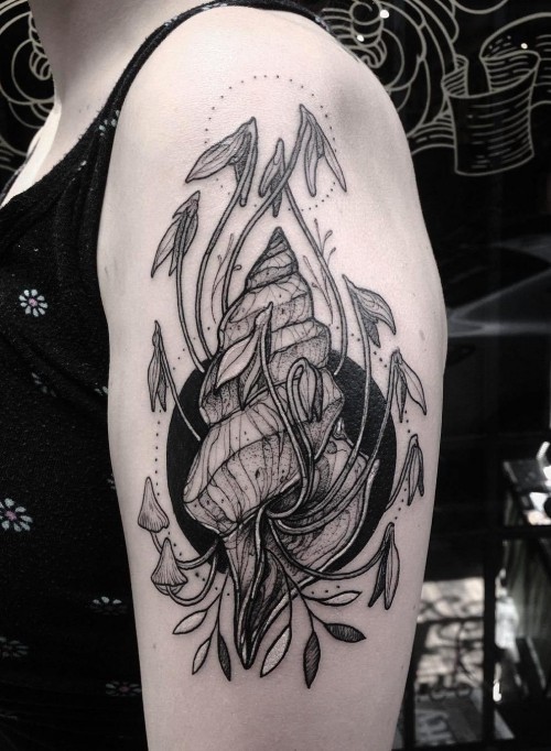 Ideen und Tipps für Ihr erstes oder nächstes Oberarm Tattoo muschel und krabbe sketch feine linien