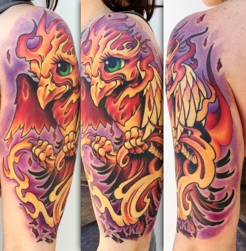 Ideen und Tipps für Ihr erstes oder nächstes Oberarm Tattoo new school phoenix und herz feuer
