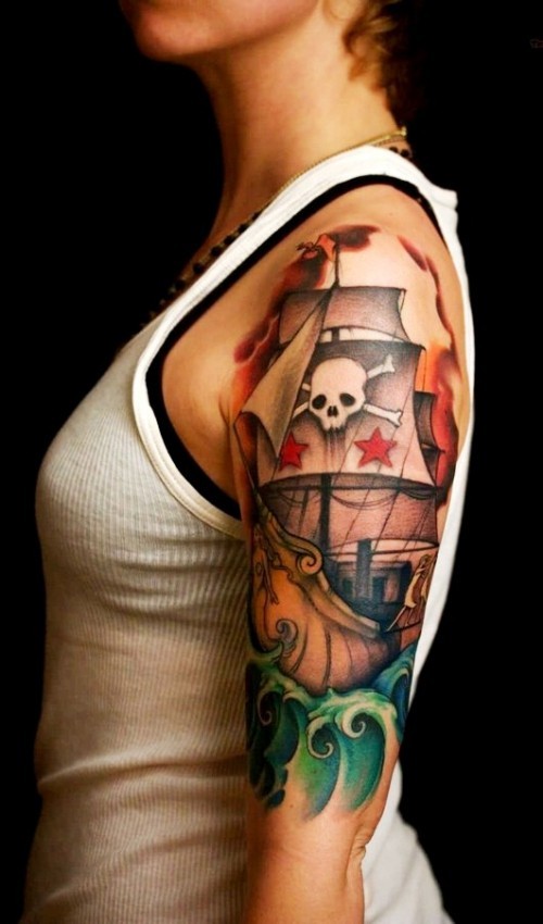 Ideen und Tipps für Ihr erstes oder nächstes Oberarm Tattoo piratenschiff tatoo meer traditionelle art