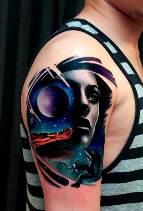 Ideen und Tipps für Ihr erstes oder nächstes Oberarm Tattoo universum astronaut planeten portrait