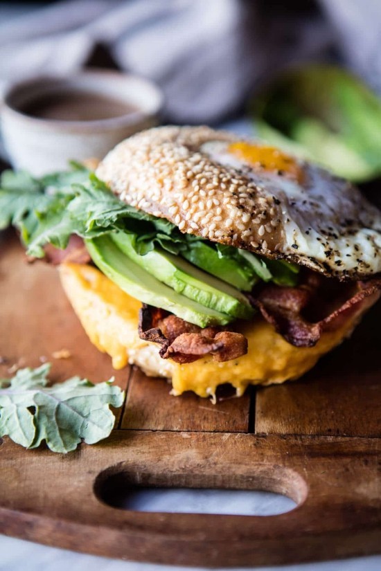 Köstliche frühlingshafte Brunch Rezepte zum Vorbereiten bagel sandwich mit ei und avocado