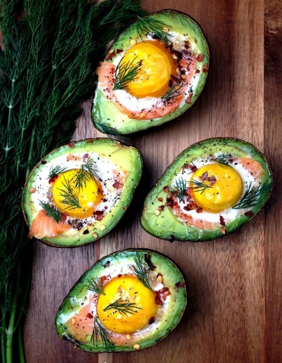 Köstliche frühlingshafte Brunch Rezepte zum Vorbereiten gefüllte avocados mit eier und lachs