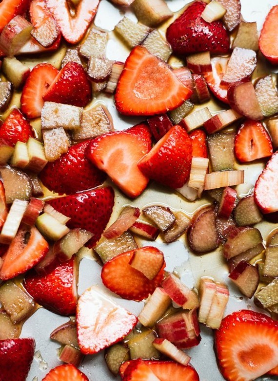 Mandelkuchen Rezept mit Erdbeeren und Rhabarber Früchtekuchen Rezept