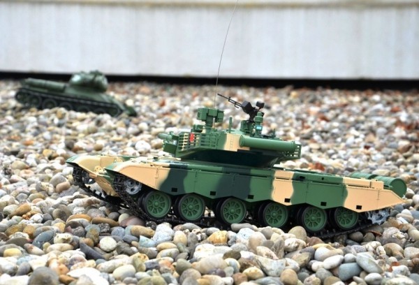 RC Panzer - das beste Hobby für Geschichtsfans panzer modell auf steine tarnung