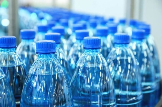 Sollten Sie destilliertes Wasser trinken oder eher nicht wasserflaschen supermarkt
