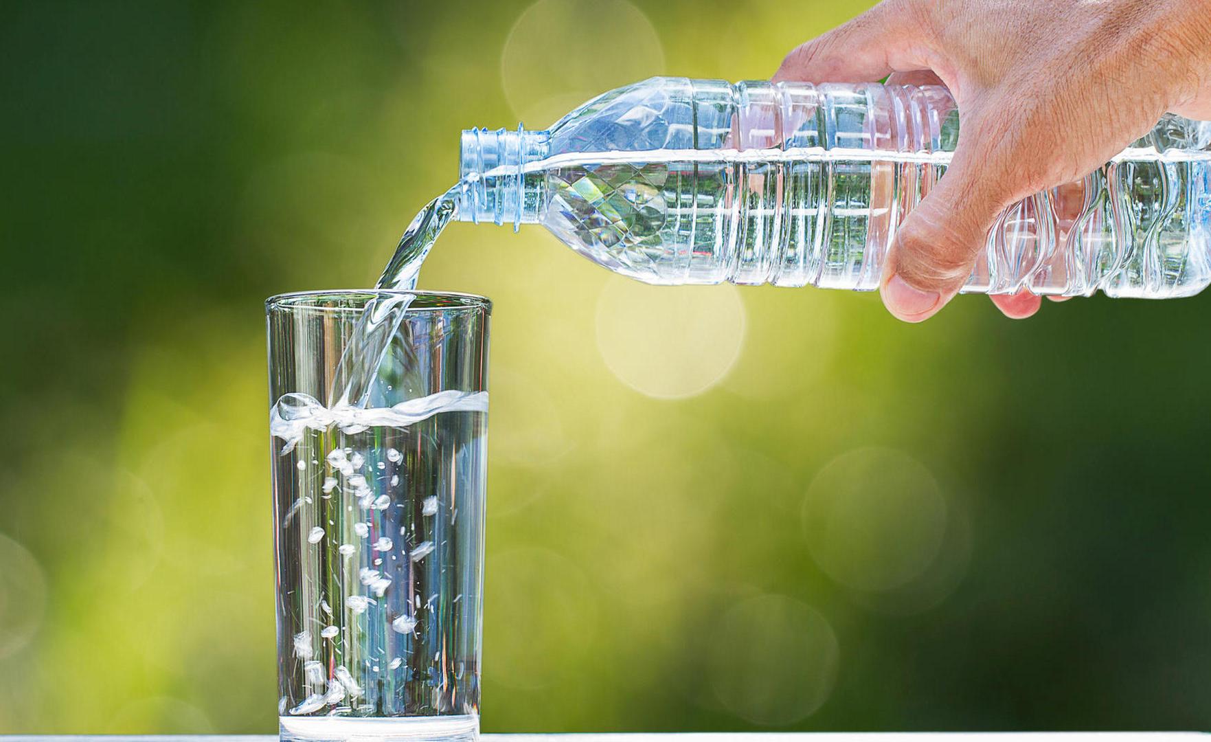 Sollten Sie destilliertes Wasser trinken oder eher nicht