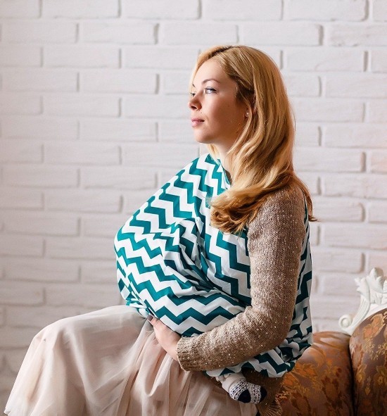 Top 5 Geschenke für werdende Mütter, die sie auch tatsächlich brauchen schal loop stilvoll stillen