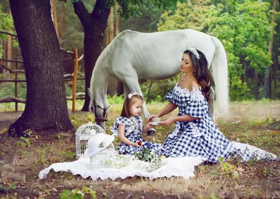 100 tolle Mutter Tochter Kleid Ideen und Styling Tipps mama und tochter blau picknick pferd