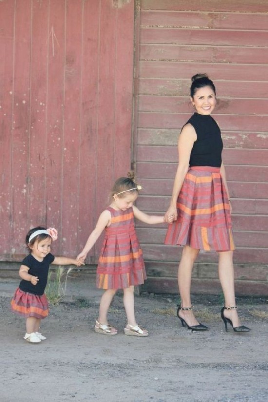 100 tolle Mutter Tochter Kleid Ideen und Styling Tipps rosa muster und schwarz kombi mutter zwei kinder