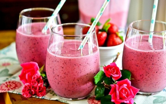 3 leckere und gesunde Erdbeer Smoothie Rezepte erdbeer smoothie mit rosen wasser