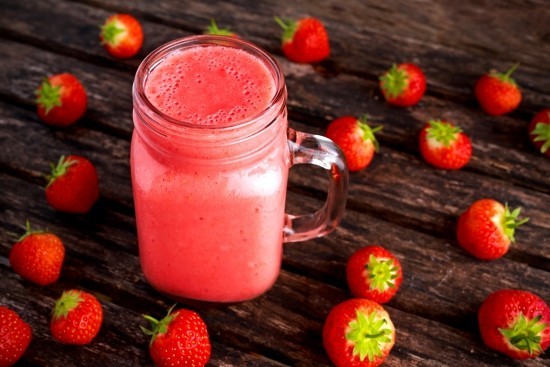3 leckere und gesunde Erdbeer Smoothie Rezepte erdbeeren smoothie gesund lecker